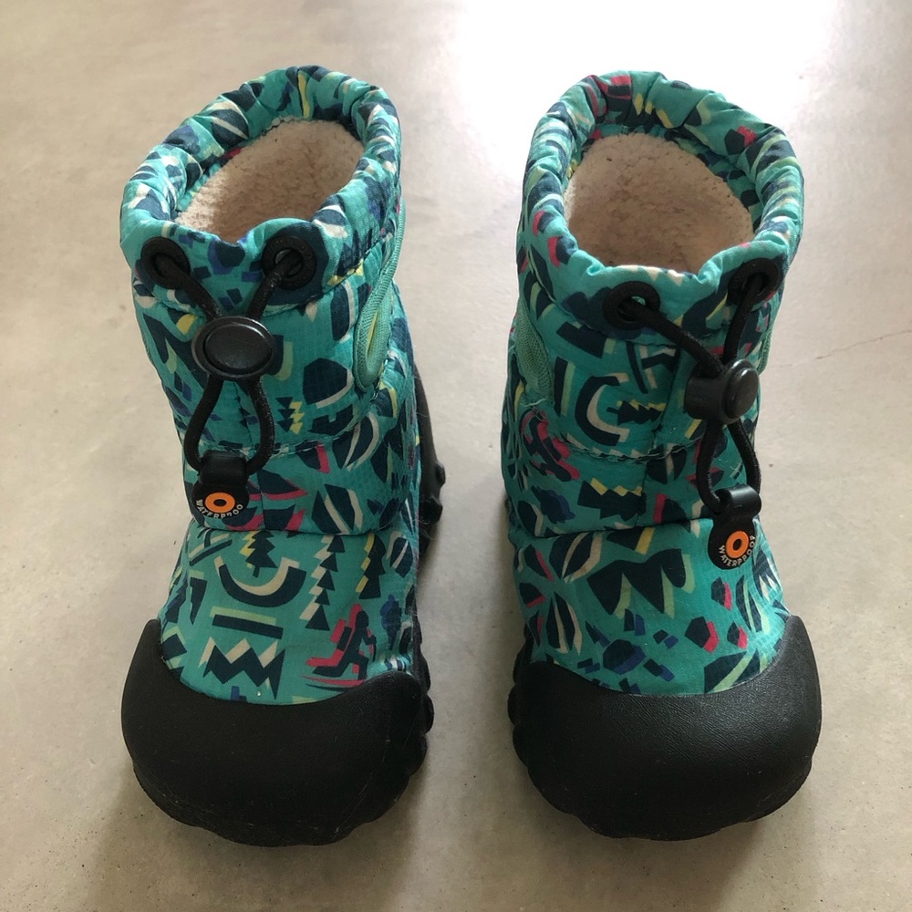 Bogs B-moc toddler size 7 snow boots.